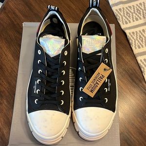 Womens 10

Palladium 

Revolt lo tx